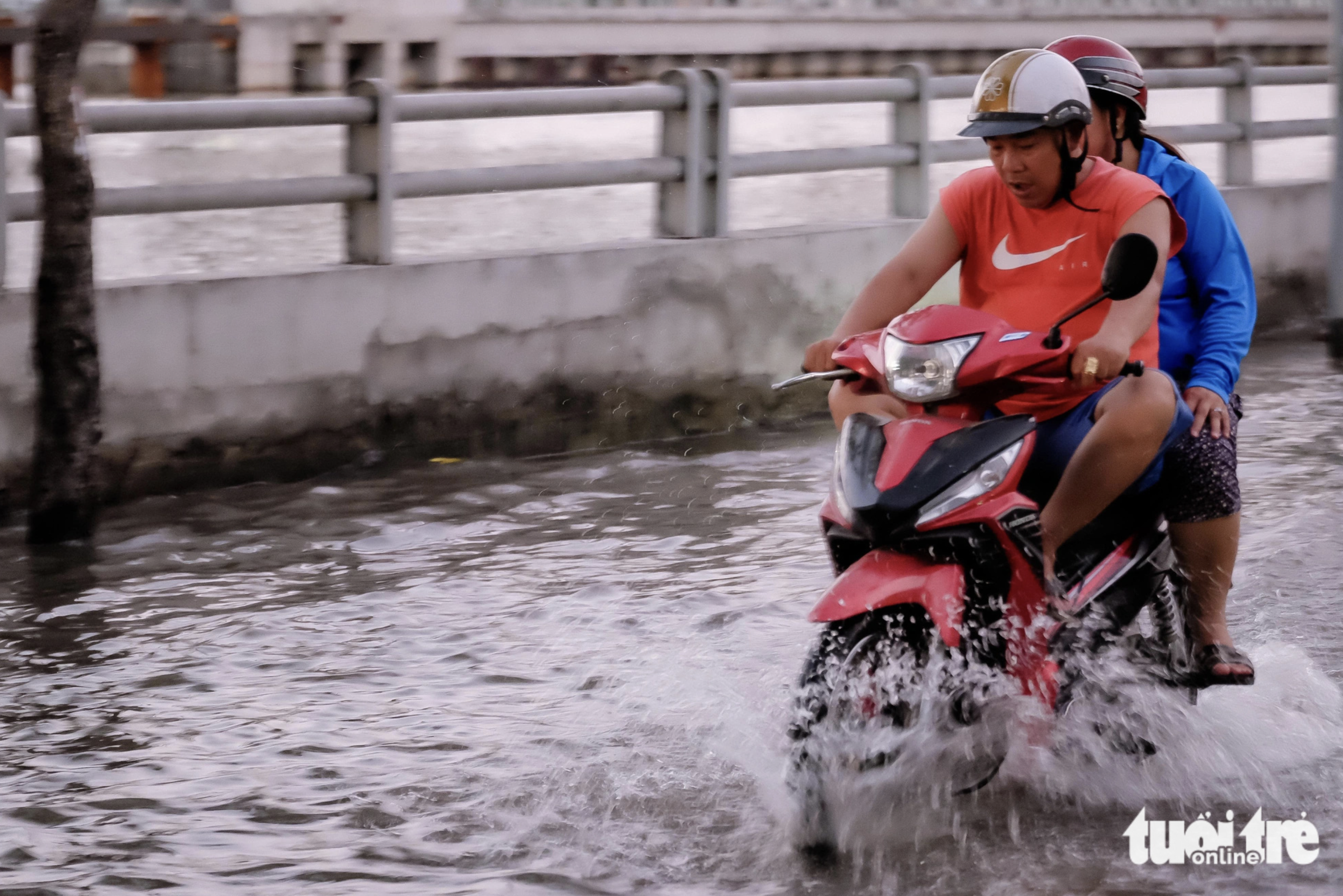 A section of Tran Xuan Soan Street in District 7, Ho Chi Minh City is flooded under knee-high water. Photo: Tuoi Tre