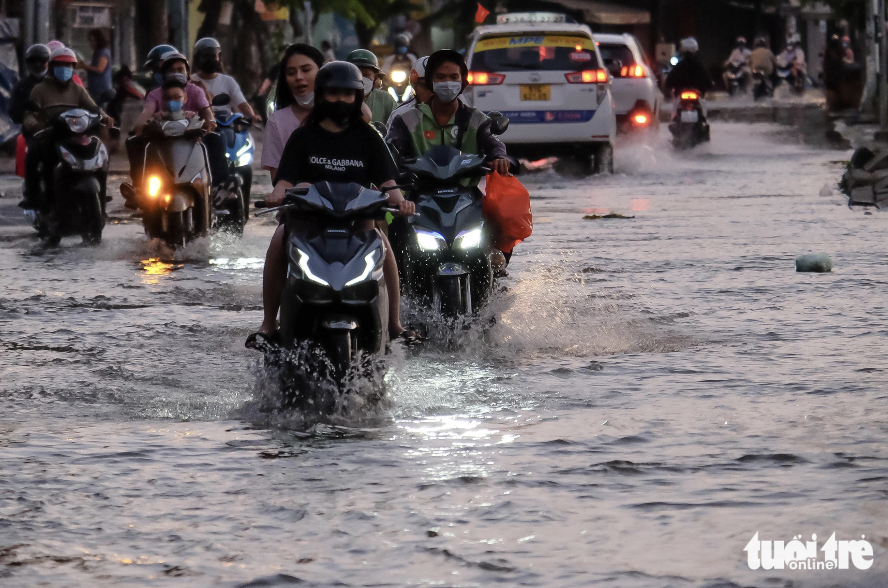Tran Xuan Soan Street remains flooded at 7:00 pm on February 12, 2024. Photo: Tuoi Tre