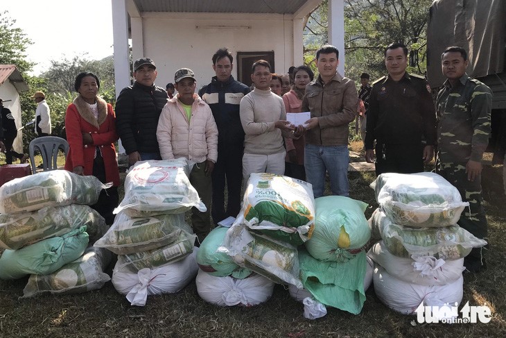 Border guards in Quang Tri Province present rice and cash to Laotian residents. Photo: V.S. / Tuoi Tre