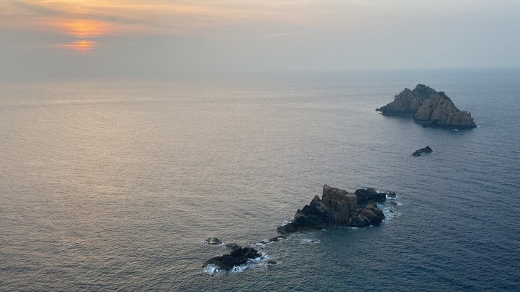 A view of Nha Trang Bay from Hon Lon Lighthouse on Bich Dam Island. Photo: Xuan Vien / Tuoi Tre