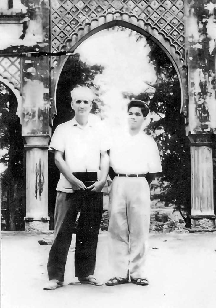 Nghiem Huu Phuc (R), a former officer at the Vietnam-Africa plantation in Ba Vi District, Hanoi poses for a photo with a former African legionnaire at the Morocco gate in Ba Vi. Photo: Nhan Dan (People) newspaper