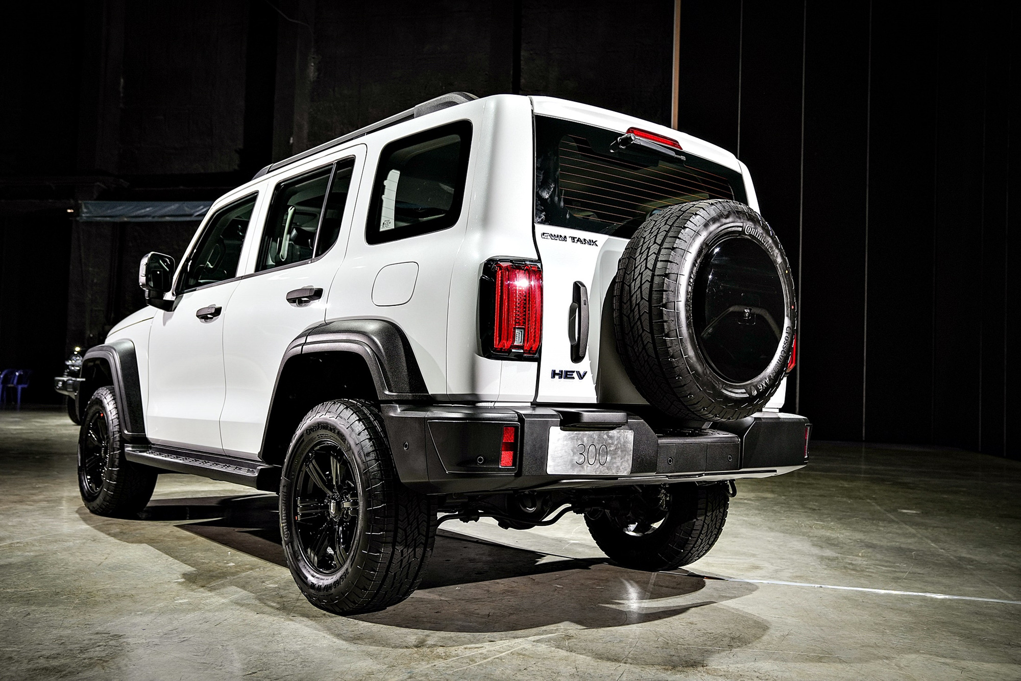GWM Tank 300 boasts a ground clearance of 225 mm and a wading depth of 700 mm, complemented by 17-inch wheels. Photo: Autoinfo