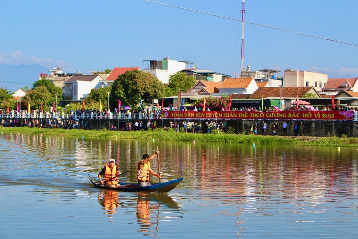 A team joins the boat race. Photo: Thanh Chuong / Tuoi Tre