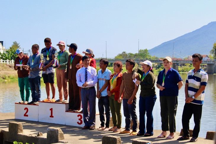 Racing teams receive prizes. Photo: Thanh Chuong / Tuoi Tre