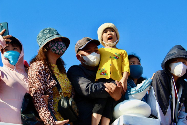 Residents and tourists enthusiastically encourage racing teams. Photo: Thanh Chuong / Tuoi Tre