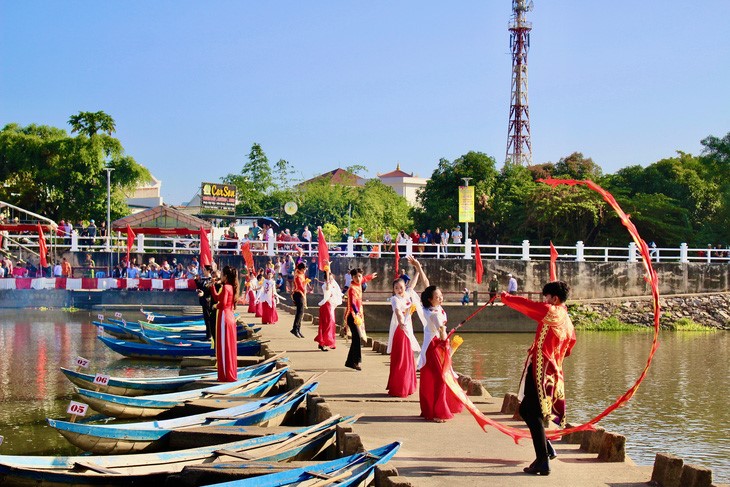 An artistic performance on a bridge spanning the Dinh River. Photo: Thanh Chuong / Tuoi Tre