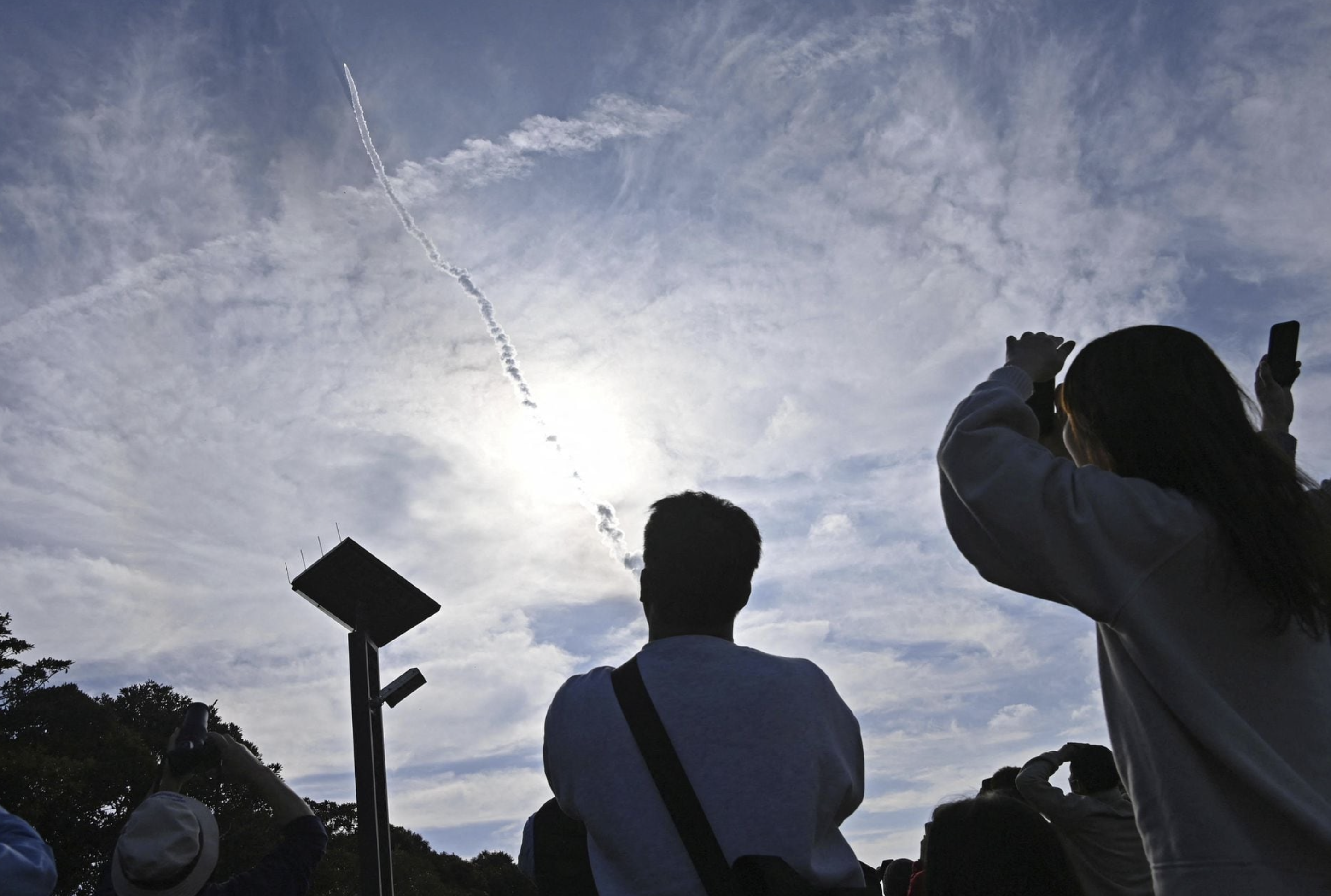 A second test model of H3 rocket rises into the air after blasting off from the launching pad at Tanegashima Space Center while people look on, on the southwestern island of Tanegashima, Kagoshima Prefecture, Japan February 17, 2024. Photo: Reuters