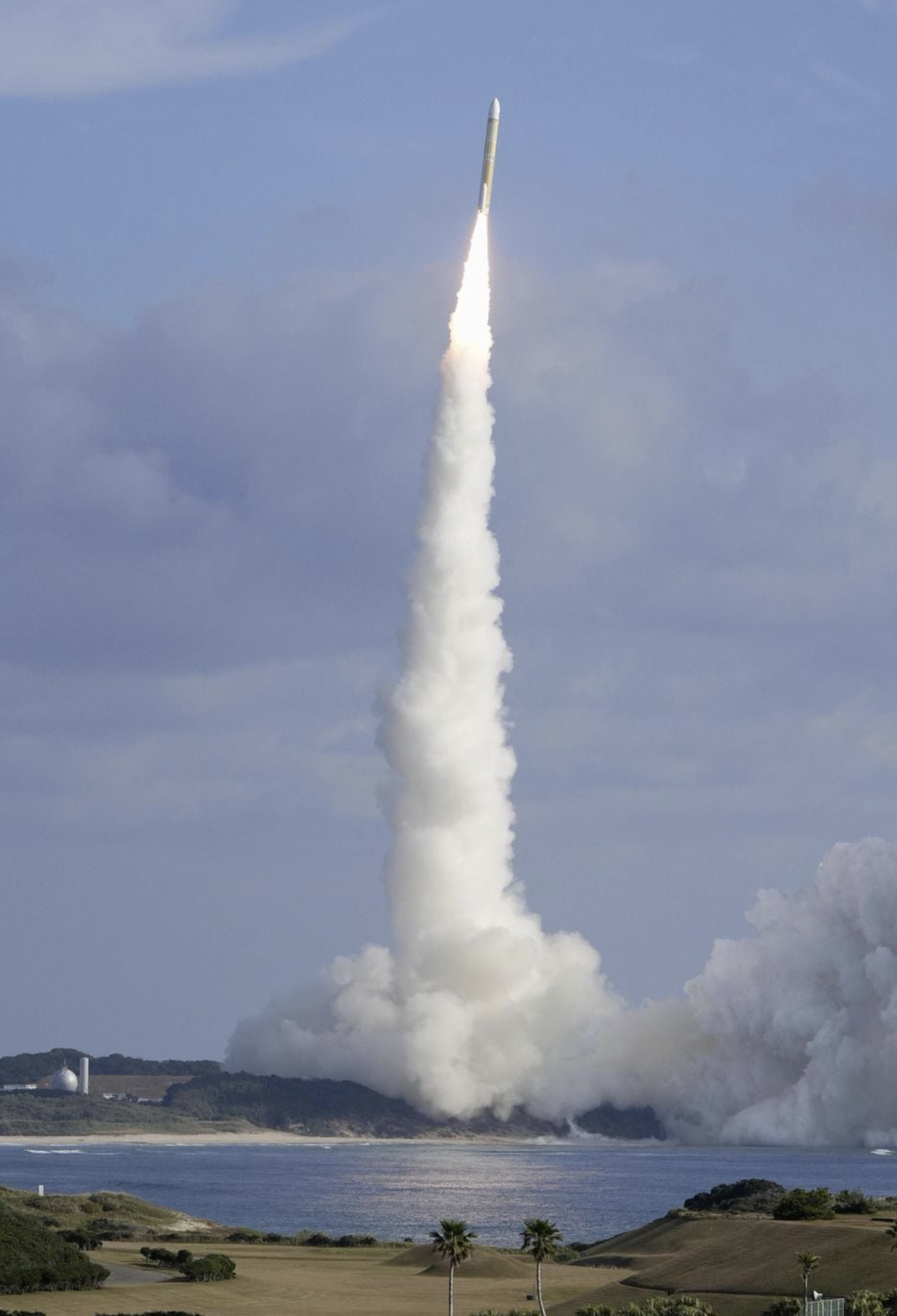 A second test model of H3 rocket rises into the air after blasting off from the launching pad at Tanegashima Space Center on the southwestern island of Tanegashima, Kagoshima Prefecture, Japan February 17, 2024. Photo: Reuters