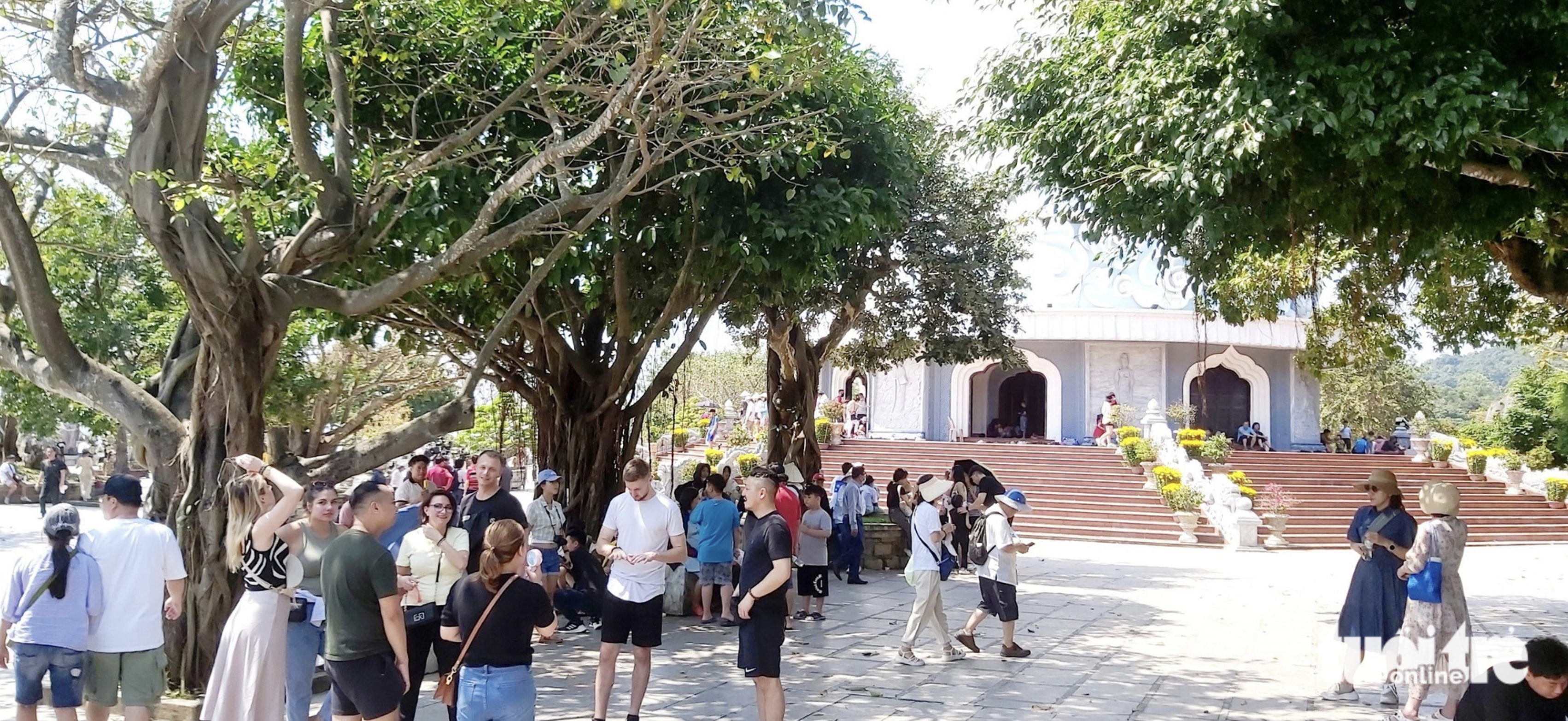 Local and international visitors flocked to Linh Ung Pagoda to admire the statue of Guanyin on February 18, 2024. Photo: Doan Cuong / Tuoi Tre