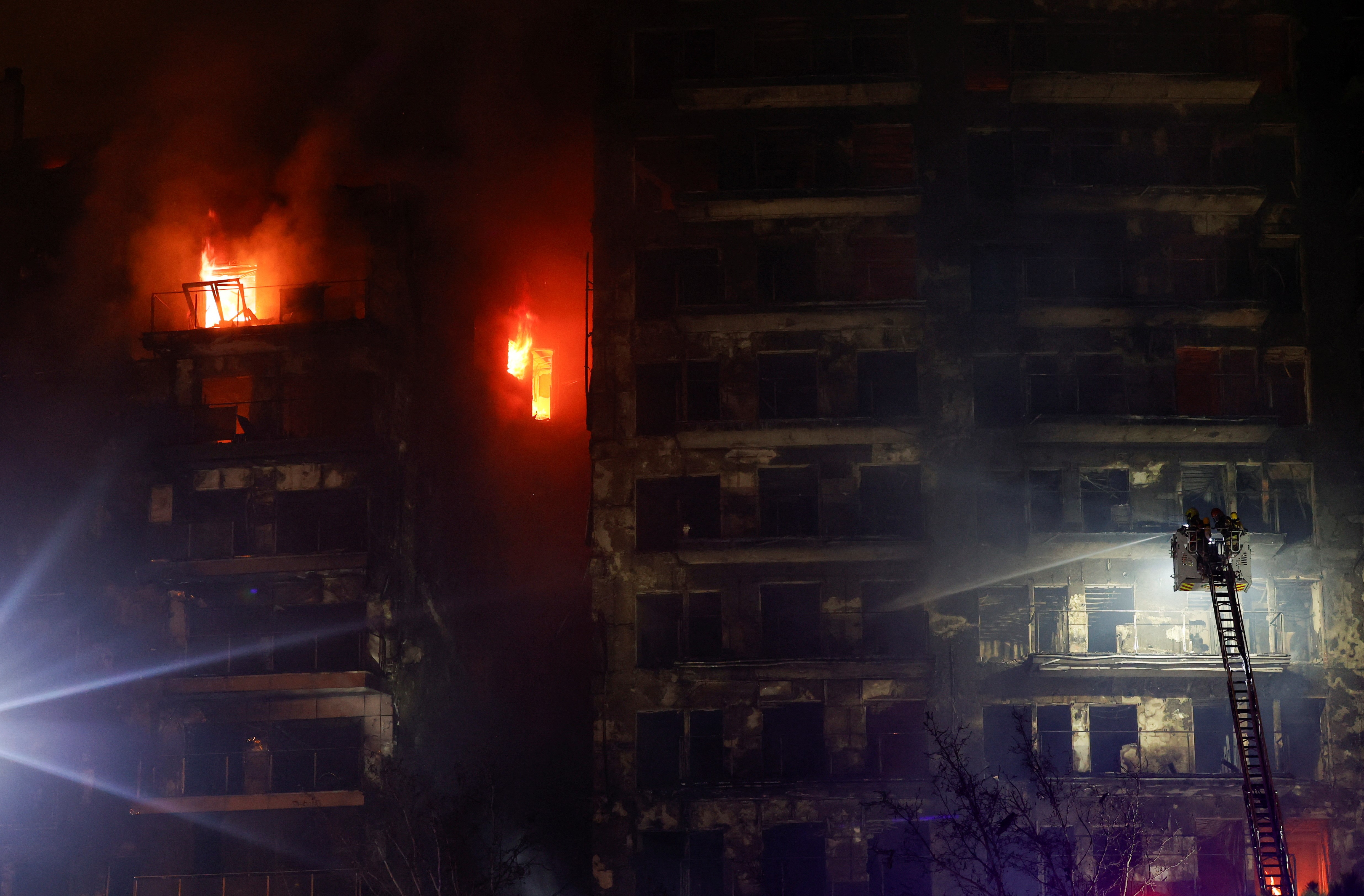 Firefighters work at the scene of a fire on an apartment building in Valencia, Spain February 22, 2024. Photo: Reuters