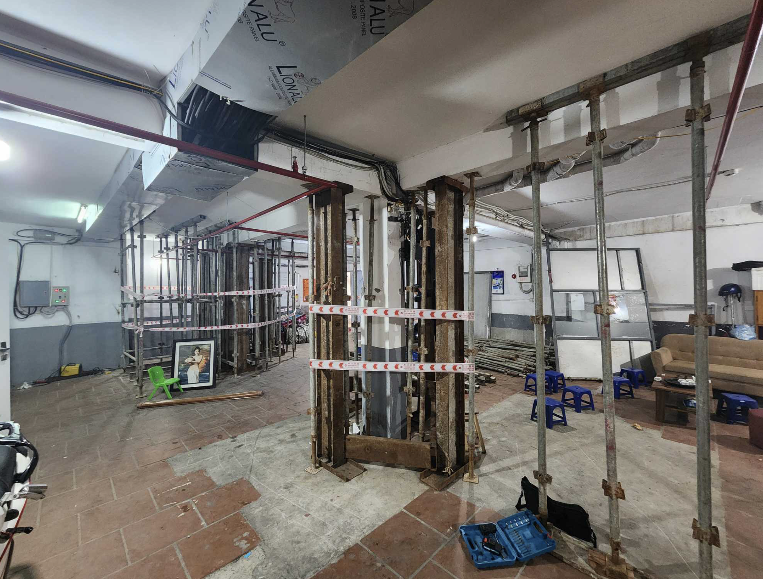 Ho Chi Minh City orders inspection of 36-storey apartment building after new cracks emerge - Ảnh 1.