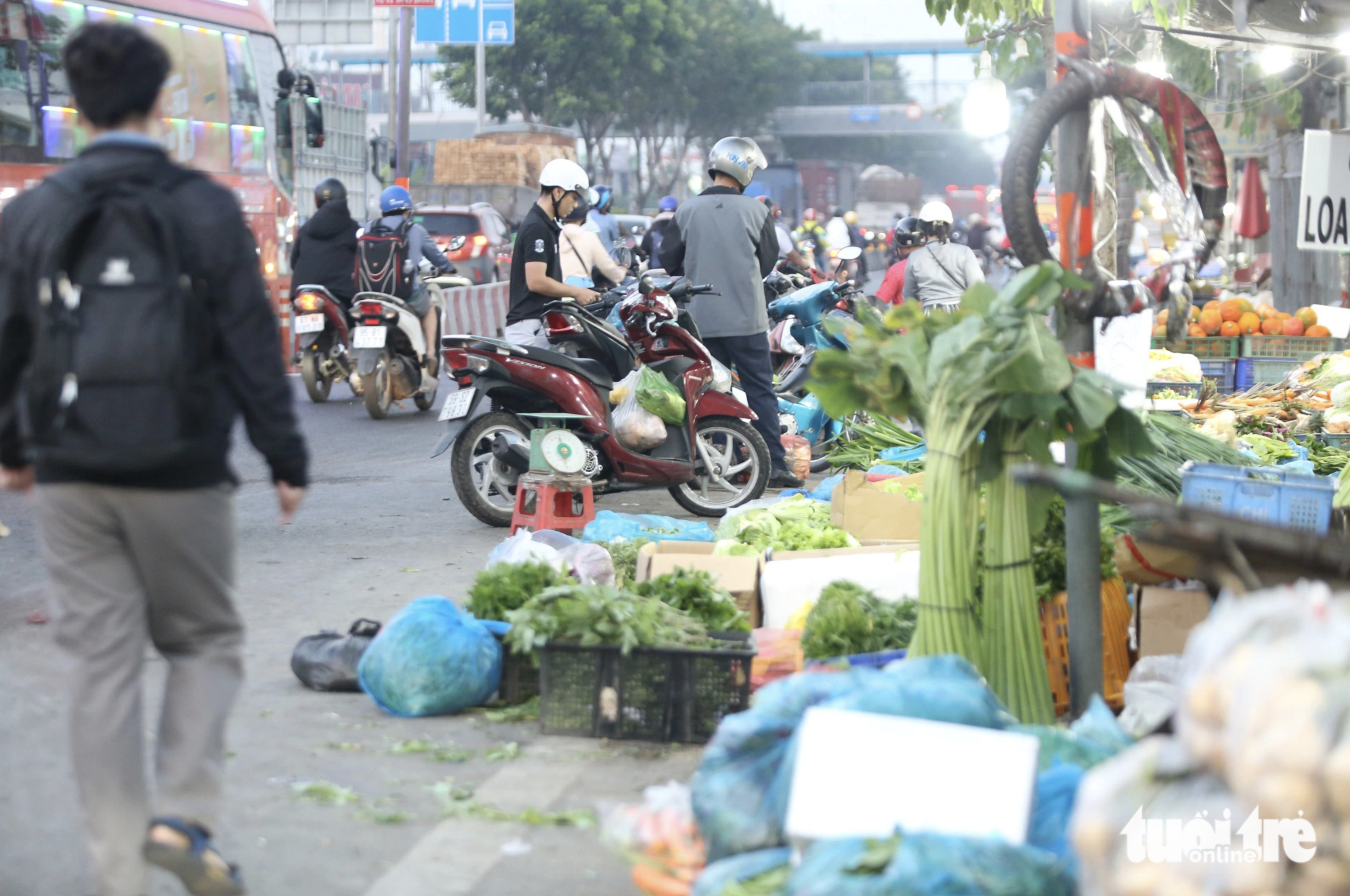 Residents park their motorcycles on the roadbed of National Highway 1 in Thu Duc City to buy food. Photo: Minh Hoa / Tuoi Tre