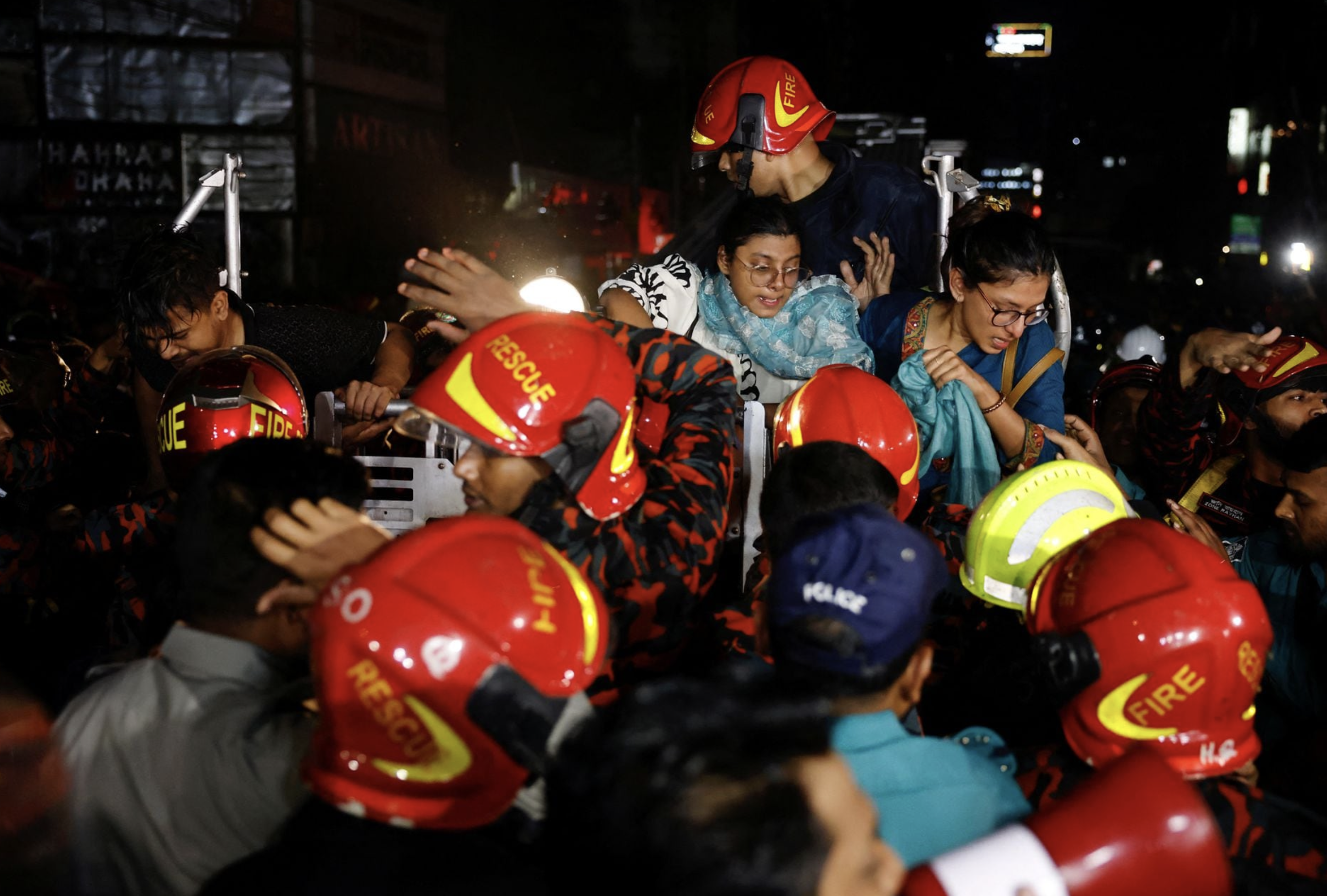 Firefighters operate after a fire broke out in a multi-storey building in Dhaka, Bangladesh, February 29, 2024. Photo: Reuters