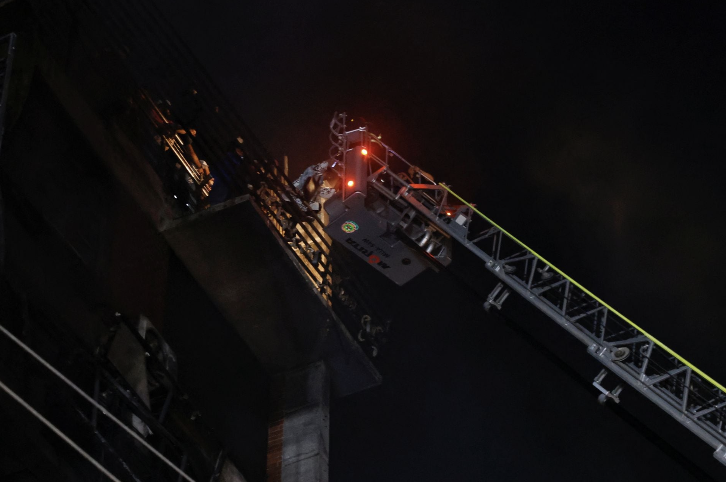 Firefighters rescue people from the roof after a fire broke out in a multi-storey building in Dhaka, Bangladesh, February 29, 2024. Photo: Reuters
