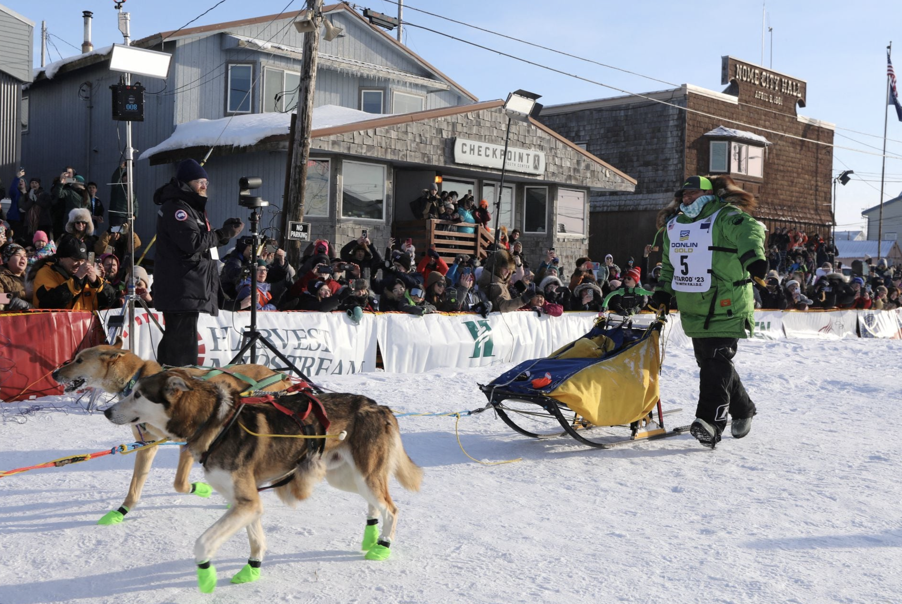 Iditarod 2023 winner Ryan Redington, whose grandfather Joe Redington Sr. is known as the founding father of the Iditarod Trail Sled Dog race, arrives at the finish line at 12:14 pm in Nome, Alaska, U.S. March 14, 2023. Photo: Reuters