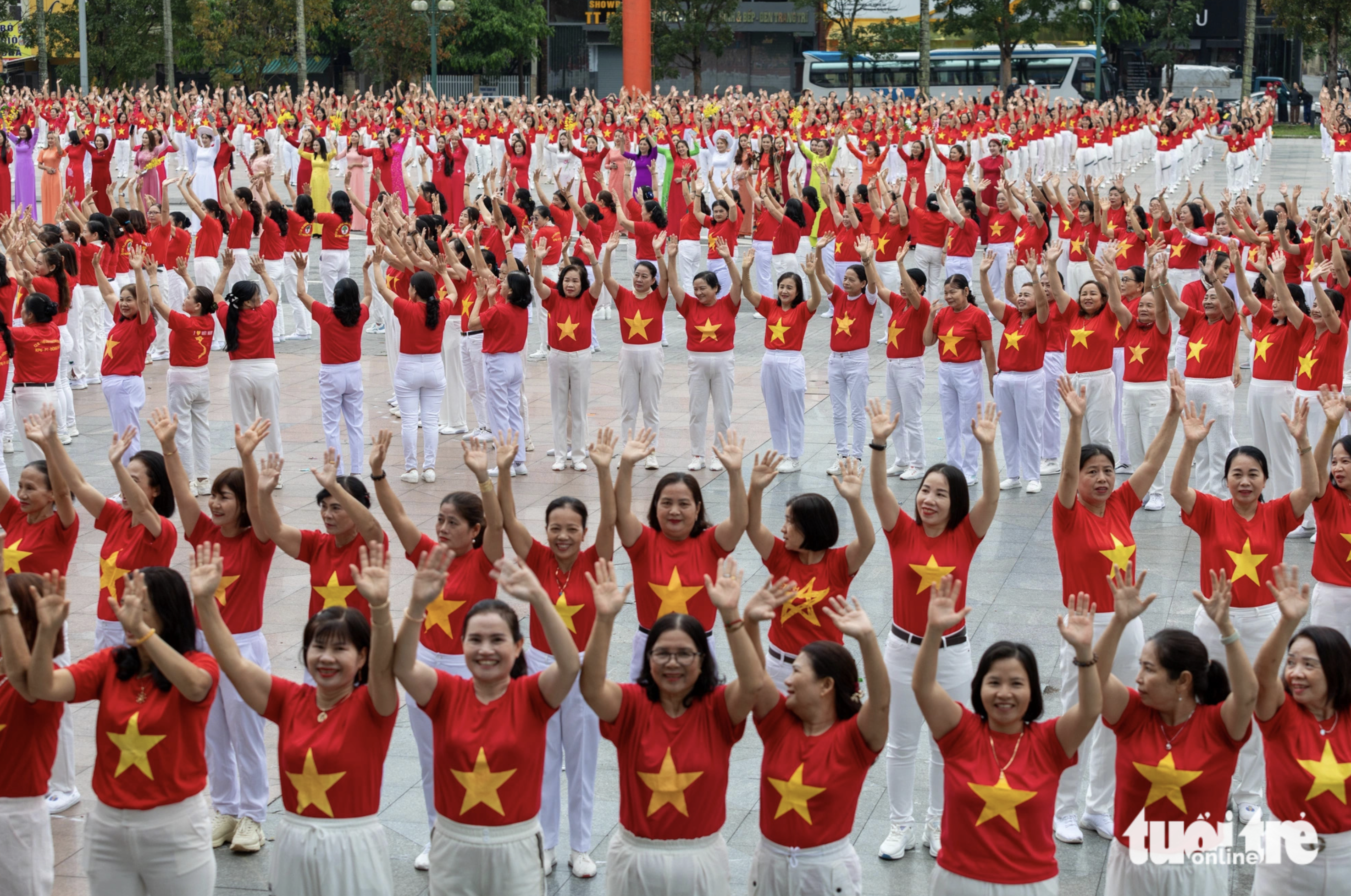Both young and middle-aged women took part in a dance ensemble at a local square in Dong Ha City, Quang Tri Province on March 3, 2024. Photo: Hoang Tao / Tuoi Tre