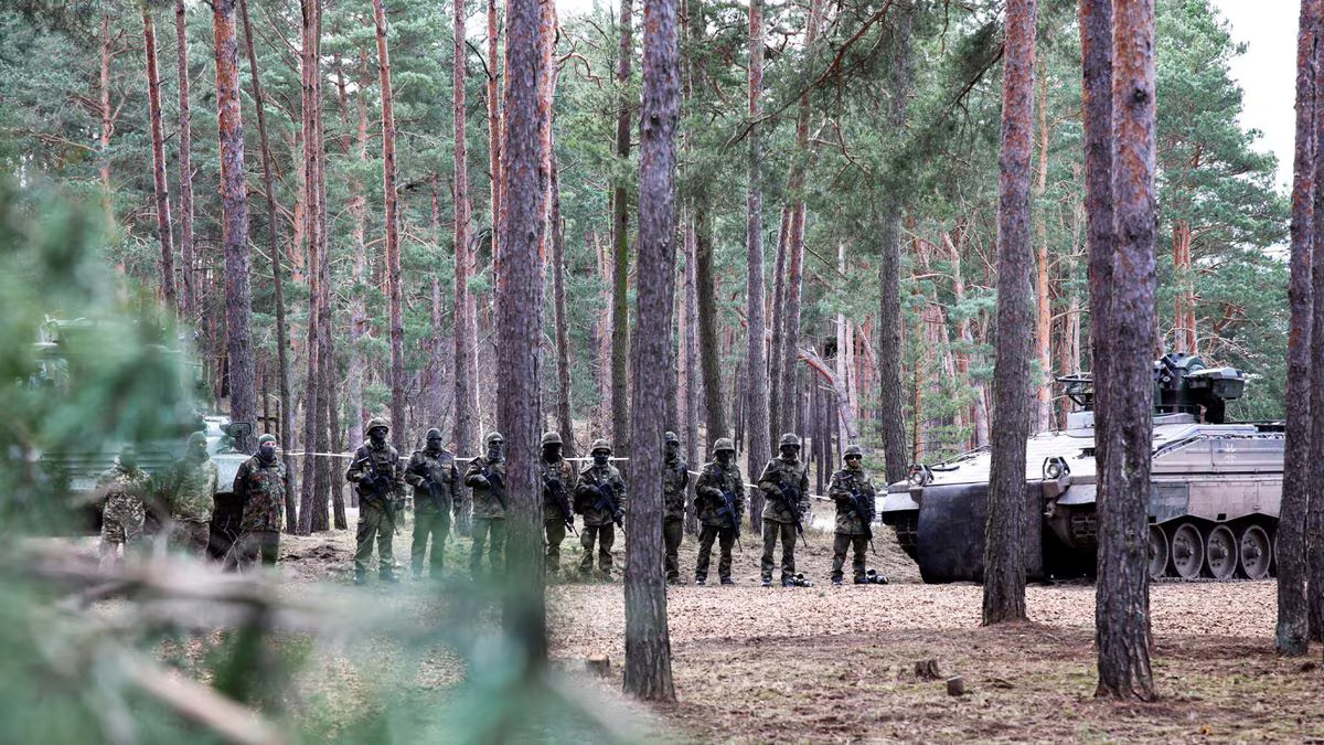 Ukrainian soldiers stand in line at a training site as they undergo maintenance training on Leopard 1 A5 tanks, at the German army Bundeswehr base, part of the EU Military Assistance Mission in support of Ukraine (EUMAM UA) in Klietz, Germany, February 23, 2024. Photo: Reuters