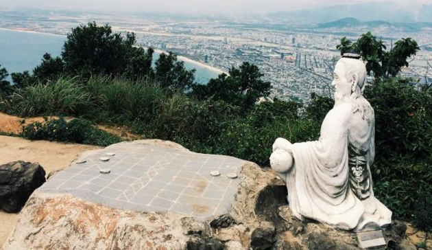 Ban Co (Chess Board) Peak on Son Tra Mountain is one of the most popular tourist sites in Da Nang City, central Vietnam. The peak overlooks the entire city. Photo: Archives