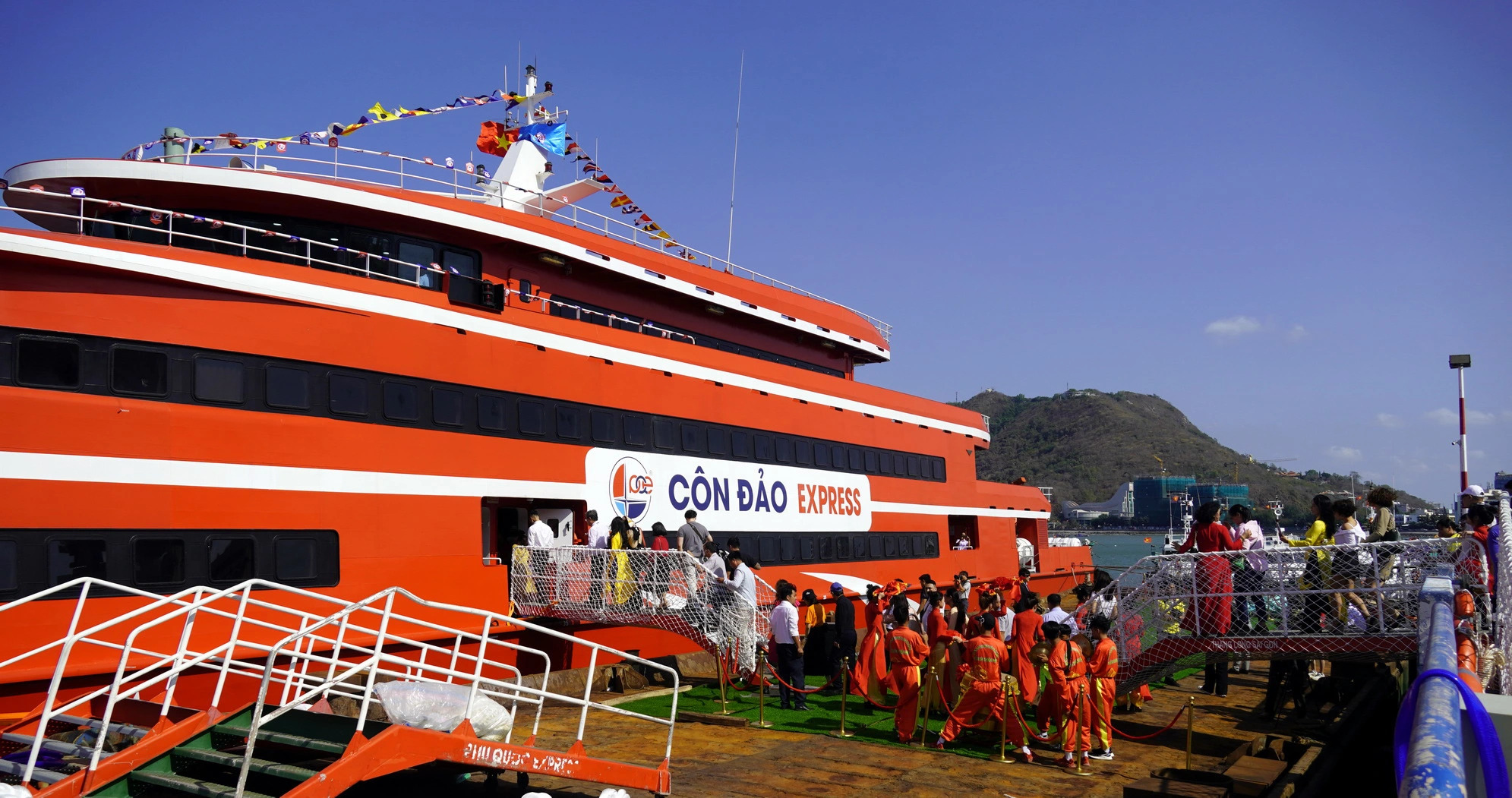 Visitors explore the Thang Long speedboat. Photo: D.H / Tuoi Tre