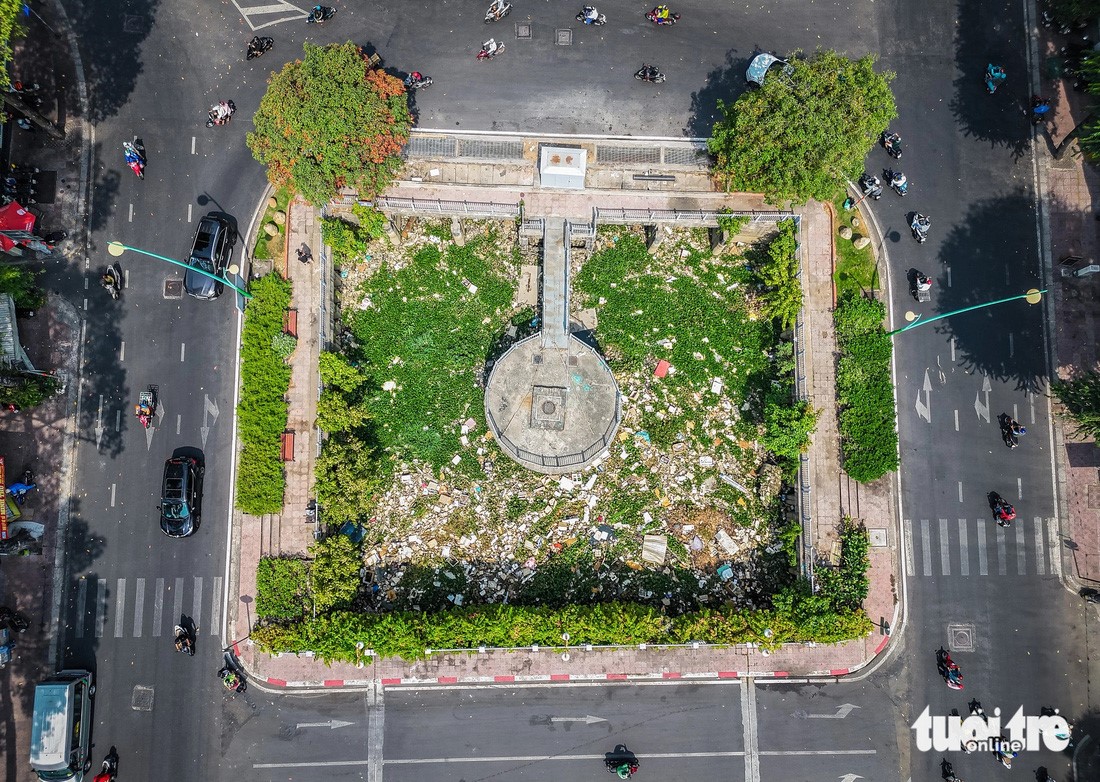 Waste on the canal has yet to be collected for over one month. Photo: Chau Tuan / Tuoi Tre