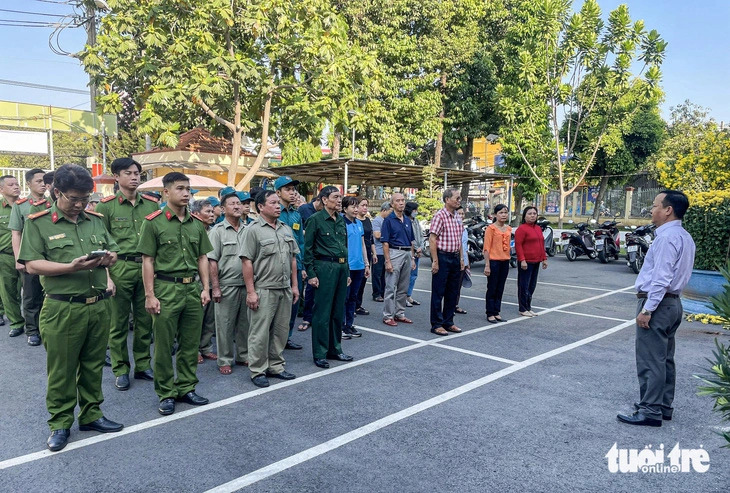 Residents and police officers of Thoi An Ward, District 12, Ho Chi Minh City gather to participate in a campaign to clean the streets where they live of illegally placed adverts, Photo: Giai Thuy / Tuoi Tre