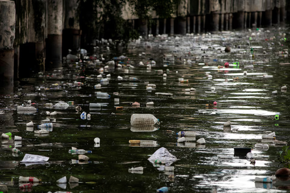 Plastic bottles float on the heavily polluted San Juan River, a tributary of Pasig River in Mandaluyong City, Philippines, June 21, 2021. Picture taken June 21, 2021. Photo: Reuters