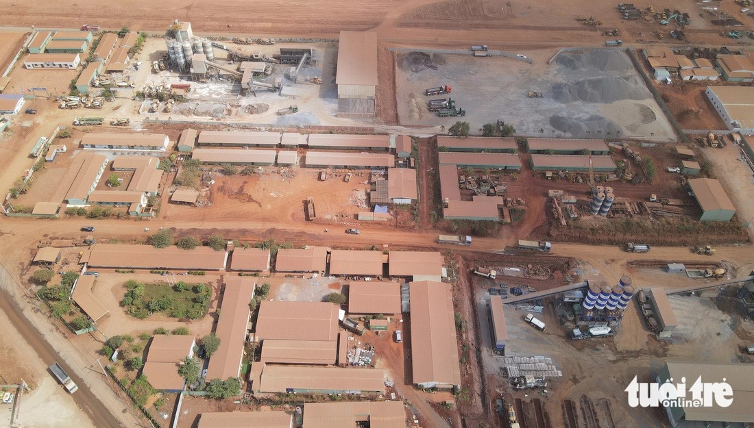 Facilities at the construction site of the Long Thanh International Airport project are covered with dust. Photo: Duc Trong / Tuoi Tre
