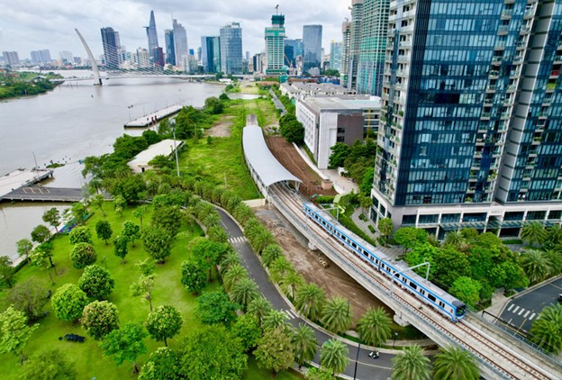 The metro line embarks on a test run. Photo: Quang Dinh / Tuoi Tre