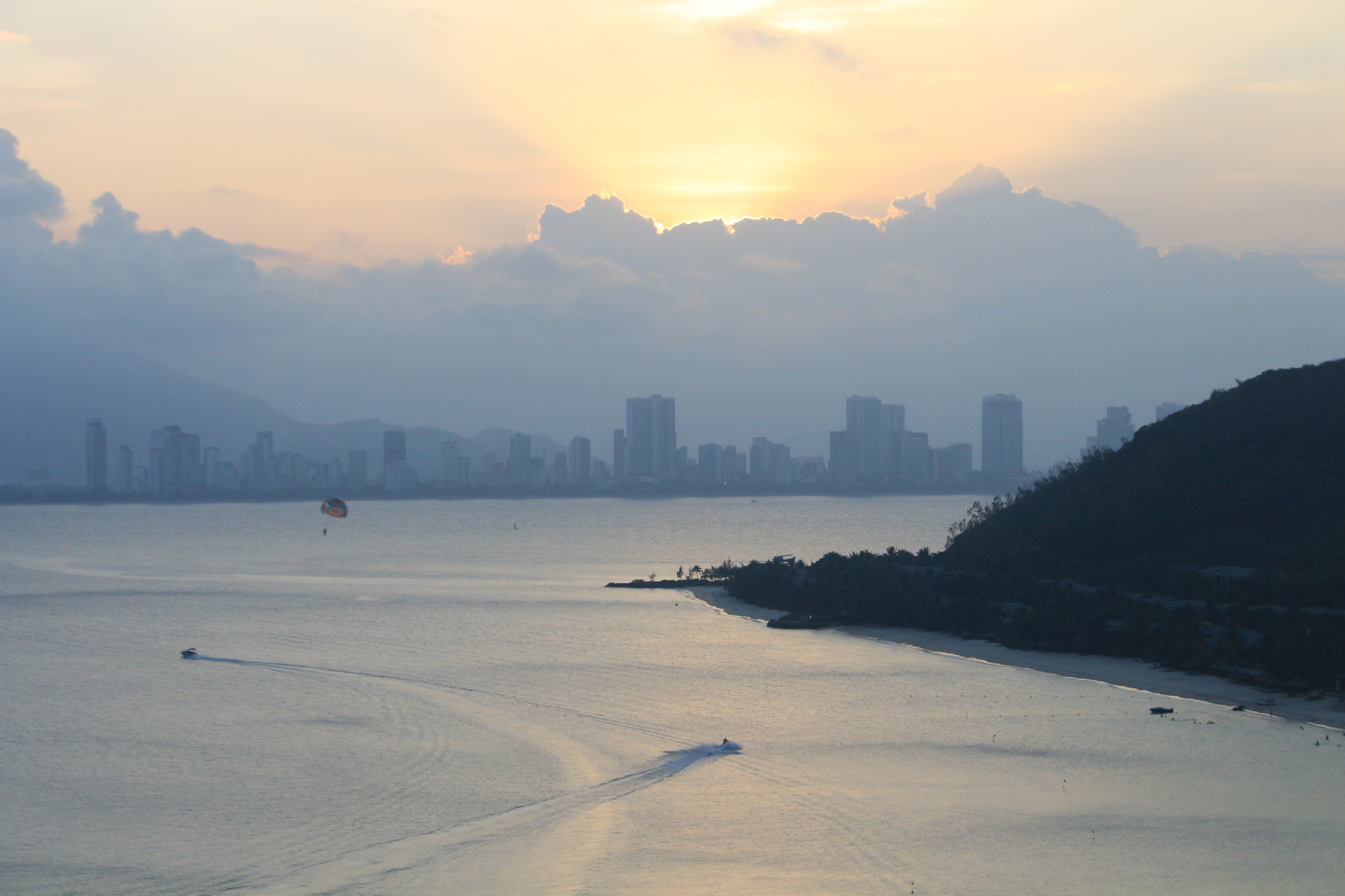 Sunset in Nha Trang City, Khanh Hoa Province, south-central Vietnam. Photo: Ray Kuschert / Tuoi Tre News