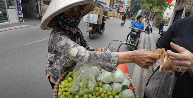 Street vendor fined over attempted overcharging foreign tourist $32 for ‘non la’ in Hanoi - Ảnh 1.