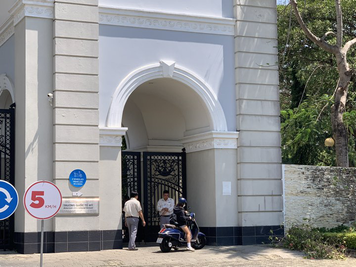 A student turns around after arriving at the American International School Vietnam in Nha Be District, Ho Chi Minh City, March 19, 2024. Photo: Tran Huynh / Tuoi Tre