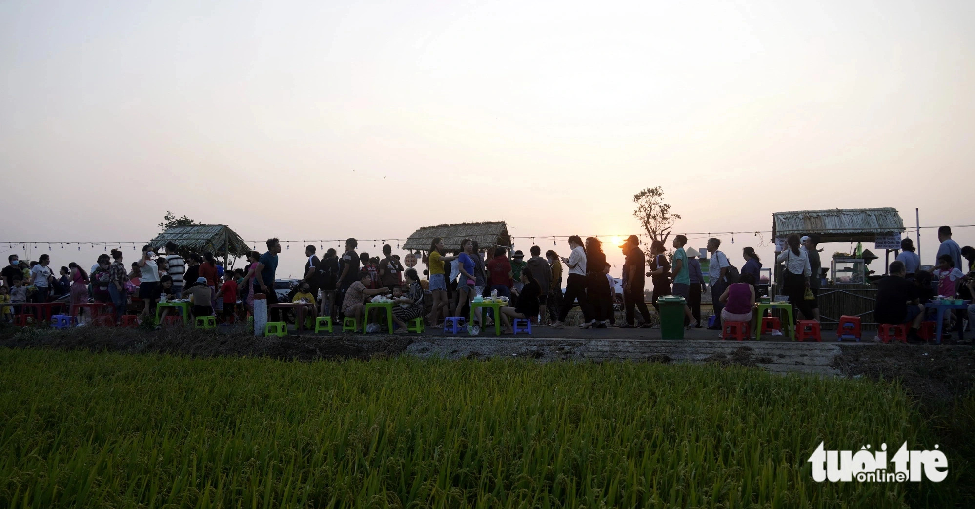 Foodies throng the market at sunset, Ba Ria - Vung Tau Province, southern Vietnam, March 20, 2024. Photo: Dong Ha / Tuoi Tre