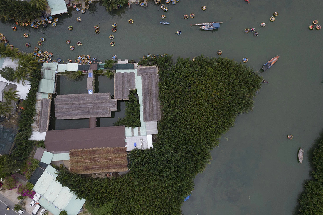 Restaurants and businesses build sheds close to Cam Thanh nipa palm forest to attract tourists in Cam Thanh Commune, Hoi An City, Quang Nam Province, central Vietnam. Photo: B.D. / Tuoi Tre