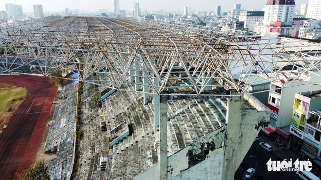 The roof of the stadium is now a rusty iron frame. Photo: Doan Cuong / Tuoi Tre