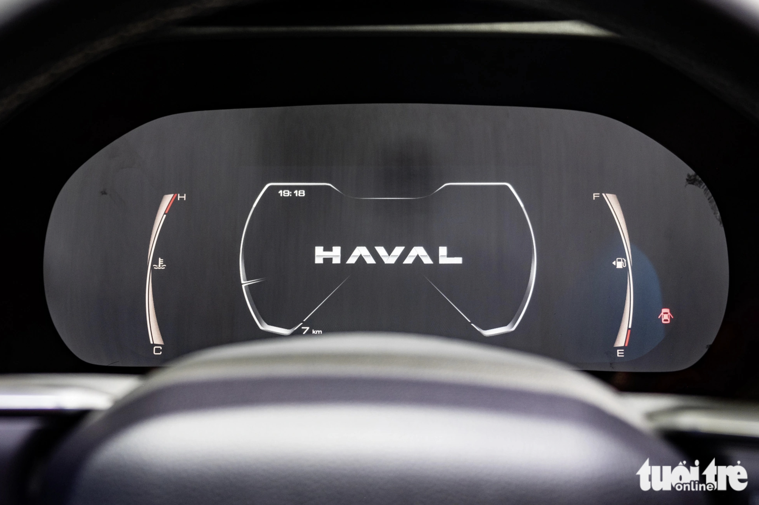 The Haval Jolion Ultra boasts multiple advanced safety features such as an emergency brake alarm system, collision warnings, an anti-sleep driving alarm system, tire pressure monitoring, automatic reverse assist, smart cruise control, smart curve assist, and six airbags. Photo: Quoc Minh / Tuoi Tre