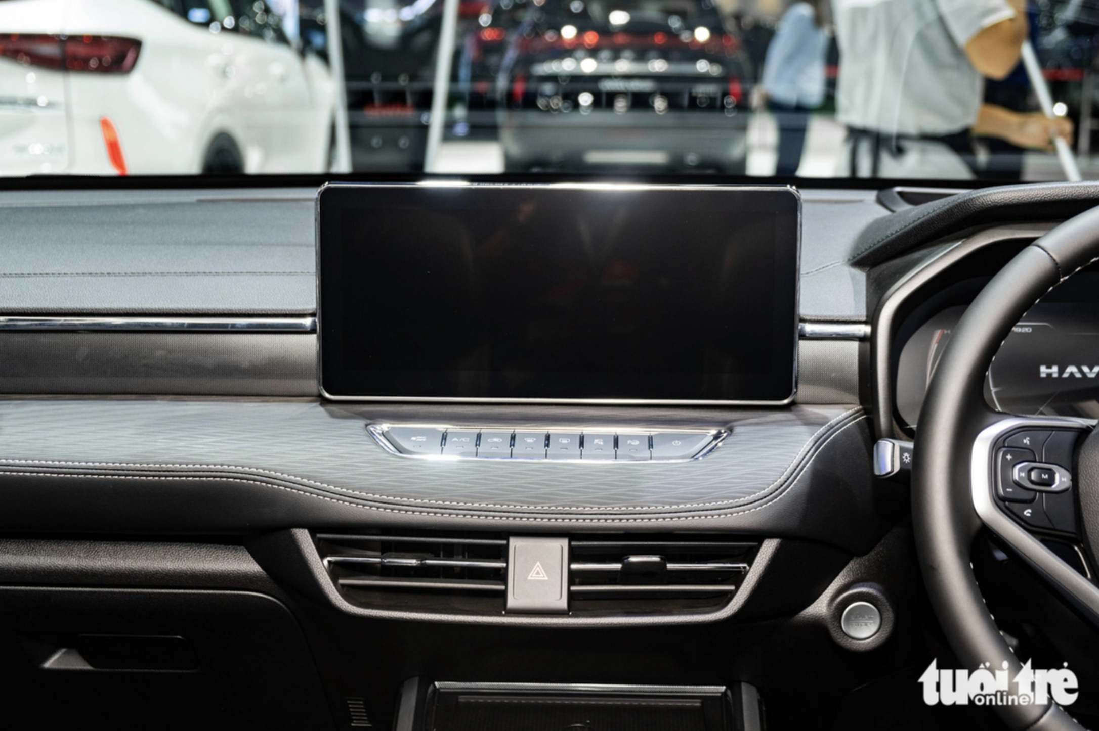 The Haval Jolion is equipped with a sunroof, a six-way electric driver's seat with ventilation, dual-zone climate control, PM2.5 air filter, wireless phone charging, a navigation system, and WiFi connectivity. Photo: Quoc Minh / Tuoi Tre