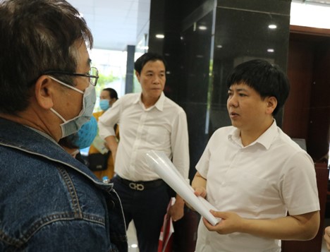 ‘Shark’ Thuy (R) at a meeting with parents in Ho Chi Minh City in 2023. Photo: Trong Nhan / Tuoi Tre