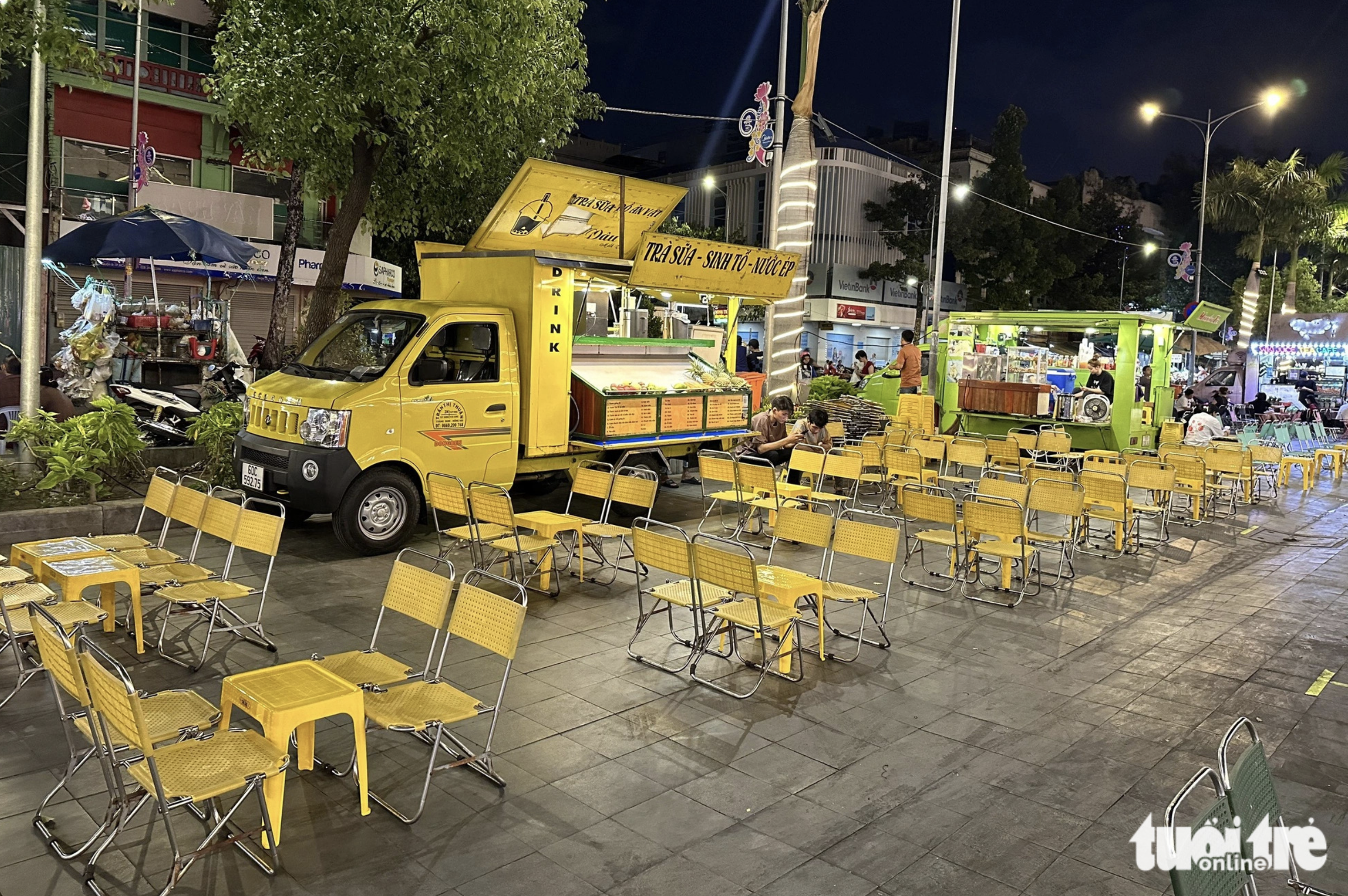 These food trucks mainly sell bubble tea, smoothies and snacks. Photo: Thao Le / Tuoi Tre