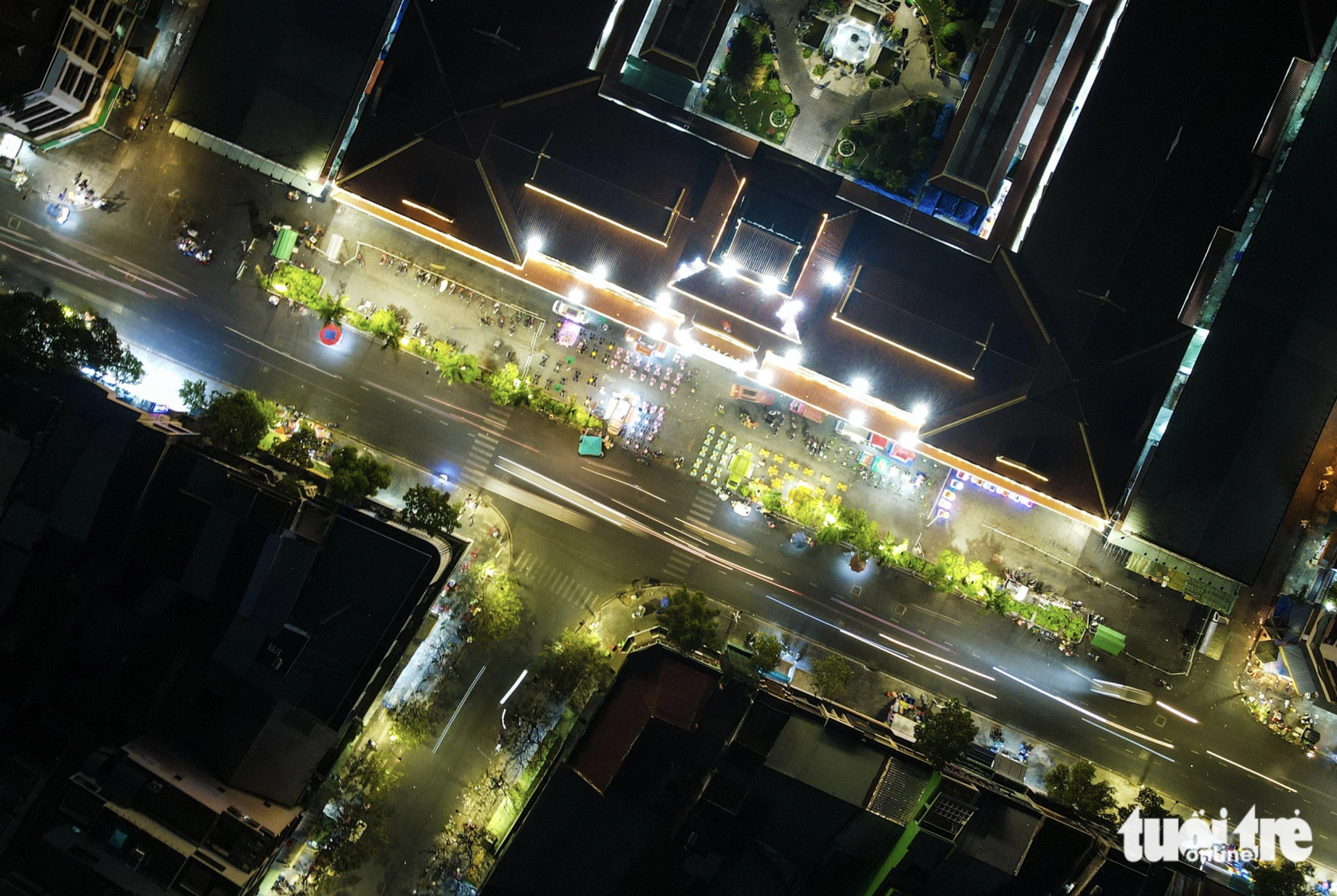 Thap Muoi Street in front of the main gate of Binh Tay Market is a one-way route. Since the district organized night-time trading operations in the areas surrounding the market, the street has become more vibrant. As planned, several food carts will occupy the sidewalk on Thap Muoi Street. Photo: Phuong Nhi / Tuoi Tre