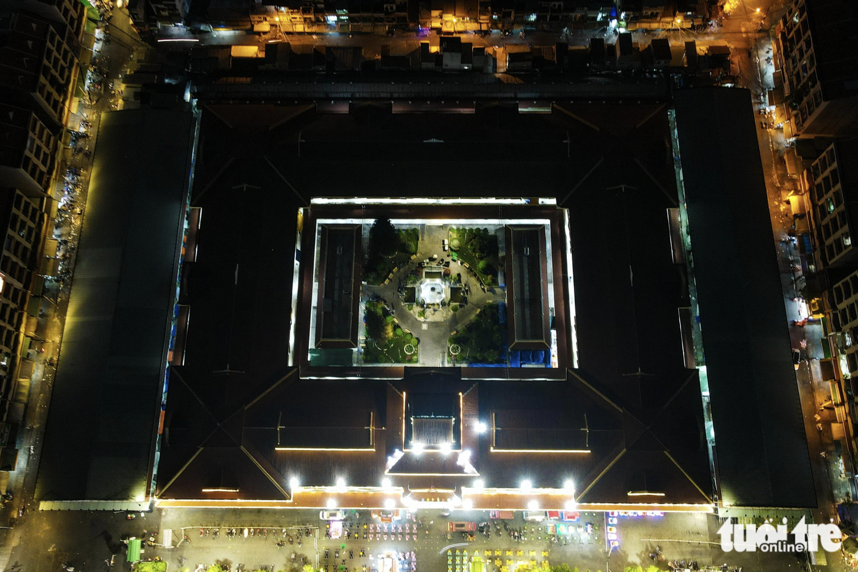 A bird’s eye view of Binh Tay Market at night. Photo: Phuong Nhi / Tuoi Tre
