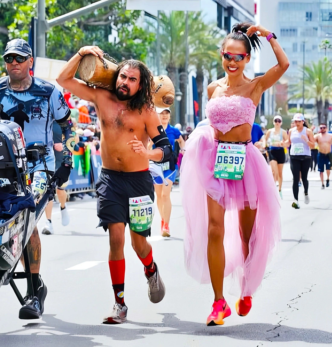 Nguyen Tieu Phuong (R) participates in the Los Angeles Marathon 2024 in Los Angeles City, California, USA. Photo: NVCC