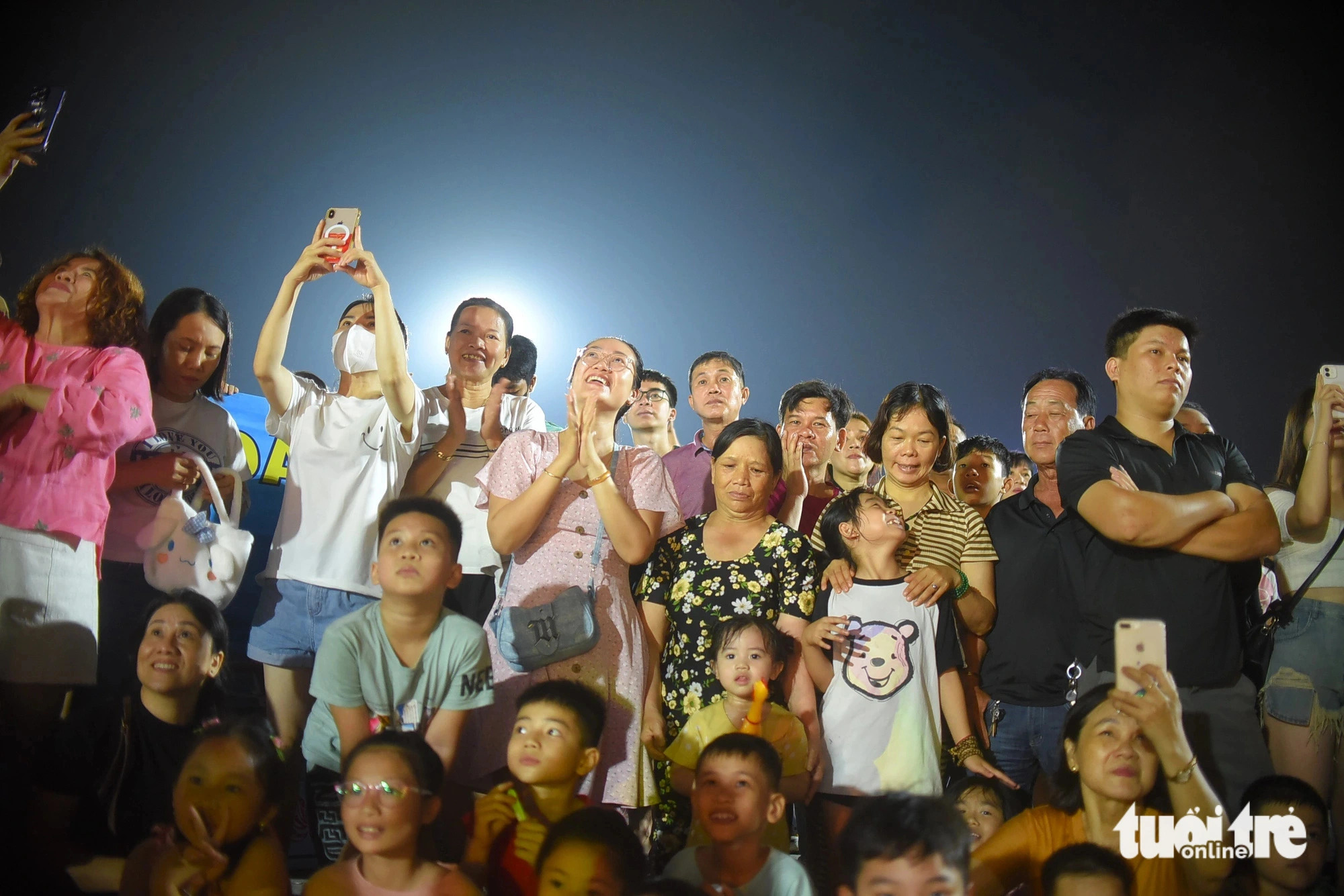 Local people watch an artistic performance at a carnival held at Nguyen Tat Thanh Square in Quy Nhon City, Binh Dinh Province, south-central Vietnam, March 29, 2024. Photo: Lam Thien / Tuoi Tre
