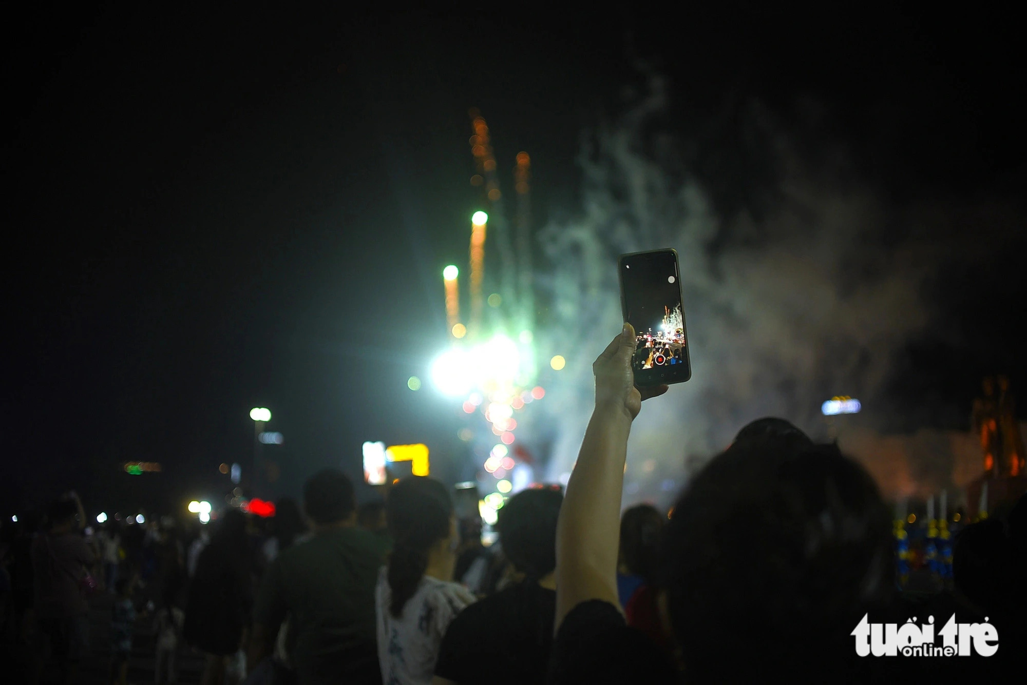 A firework show delights spectators at the carnival. Photo: Lam Thien / Tuoi Tre