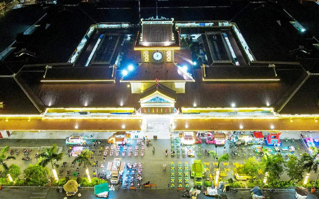 Food trucks in front of Binh Tay Market in District 6, Ho Chi Minh City. Photo: Phuong Nhi / Tuoi Tre