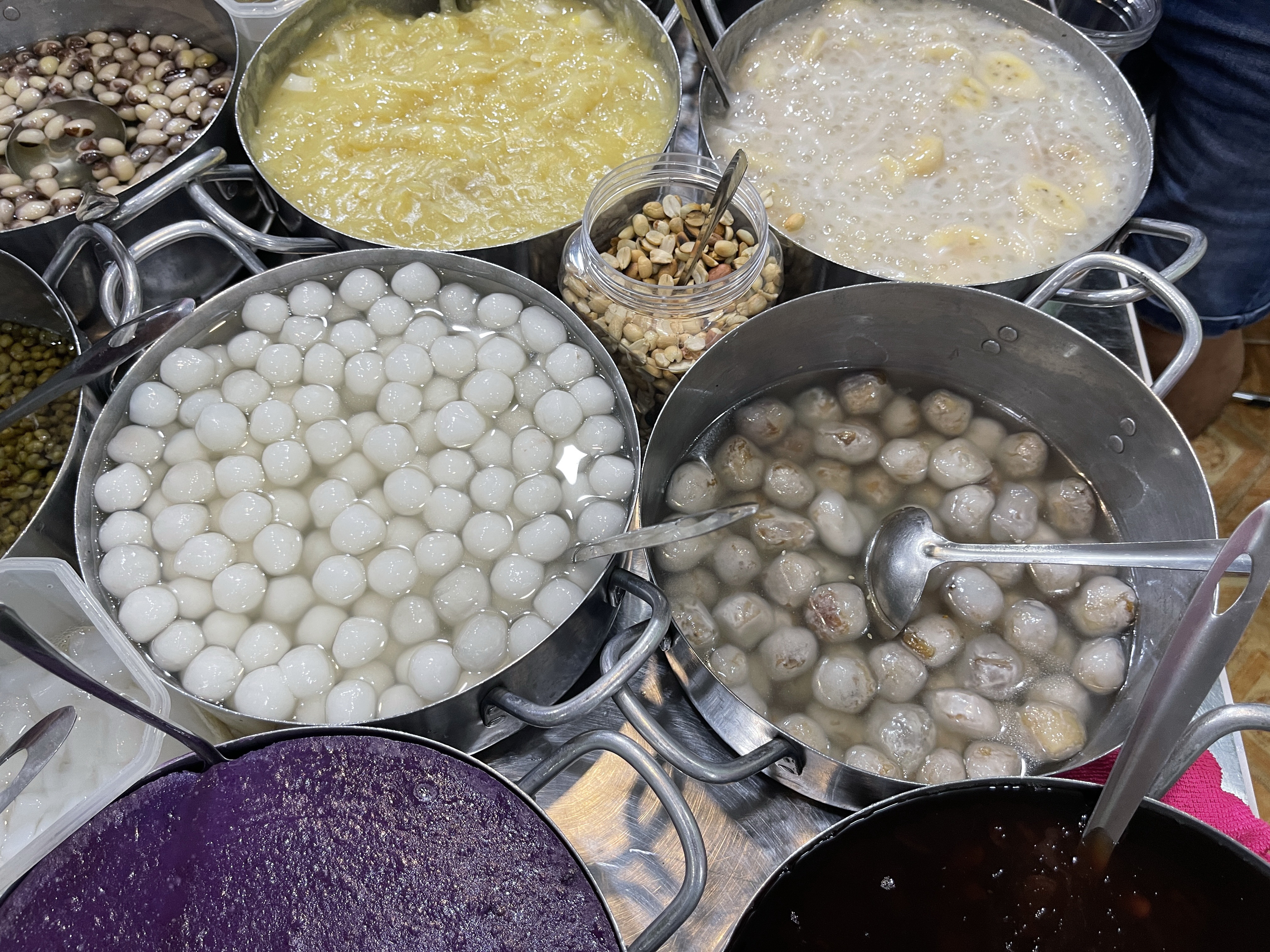 ‘Chè bột lọc heo quay’ (pot on the right, centered row) and ‘chè bột lọc nhân dừa’ at 10 Nguyen Sinh Cung Street, Hue City, Vietnam. Photo: Dong Nguyen / Tuoi Tre News
