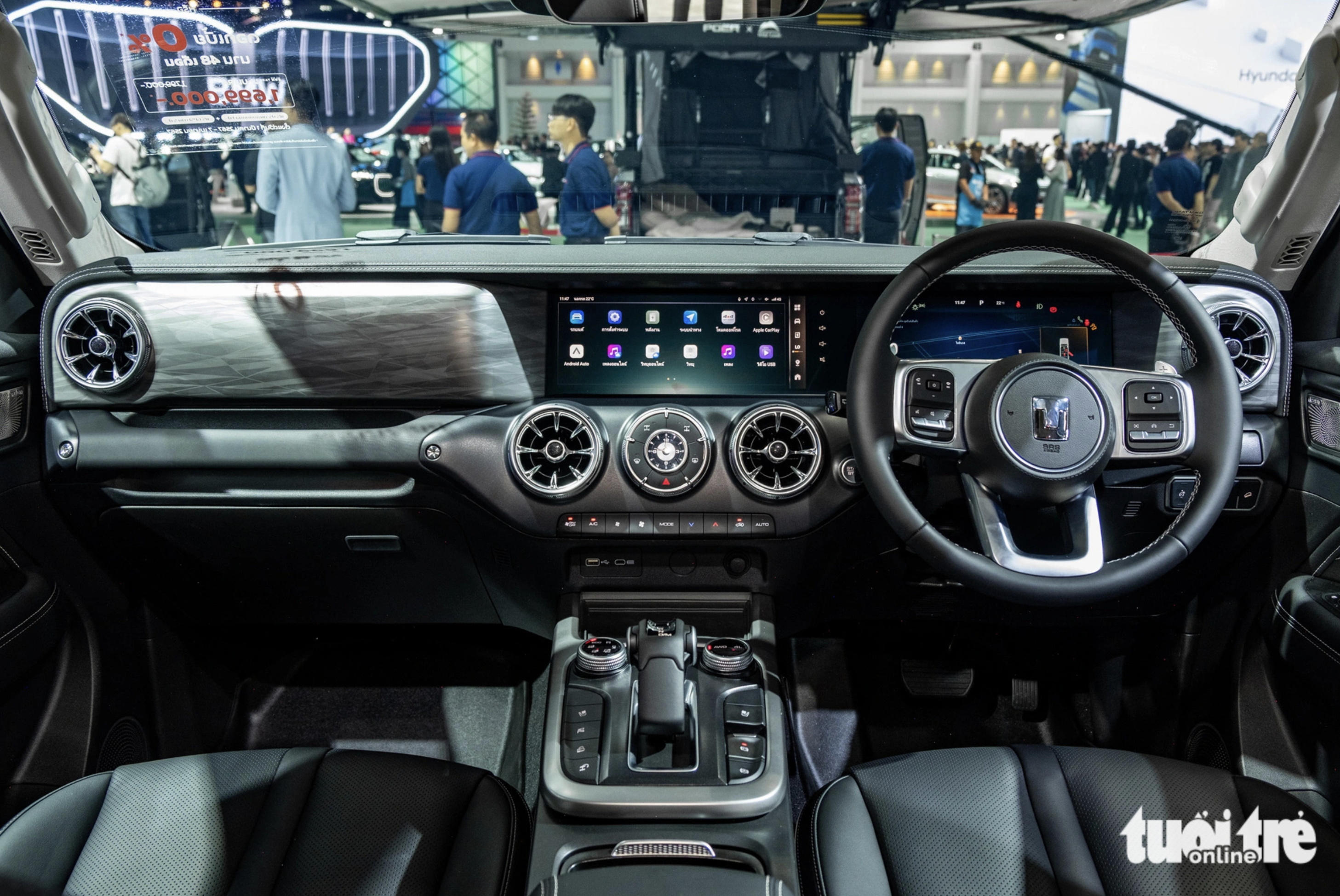 The modern interior of the Tank 300 features a center screen and a steering wheel-mounted rear screen. Photo: Quoc Minh / Tuoi Tre