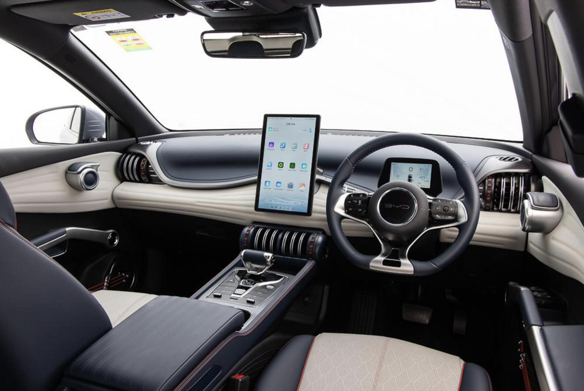 The interior design of the Atto 3 features a central 12.8-inch infotainment system and a screen that can be rotated between portrait and landscape orientations. Photo: BYD