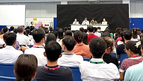 AISVN held a meeting with parents on March 30, 2024 with the attendance of leaders of the Ho Chi Minh Department of Education and Training. Photo: Dao Thu / Tuoi Tre