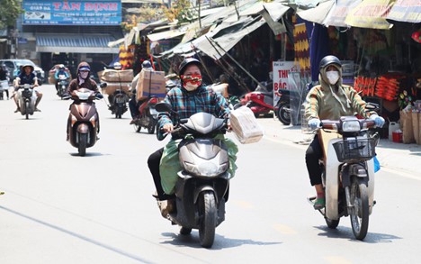 Residents travel on a street in Vinh City, Nghe An Province, north-central Vietnam amid the hot weather. Photo: Doan Hoa / Tuoi Tre
