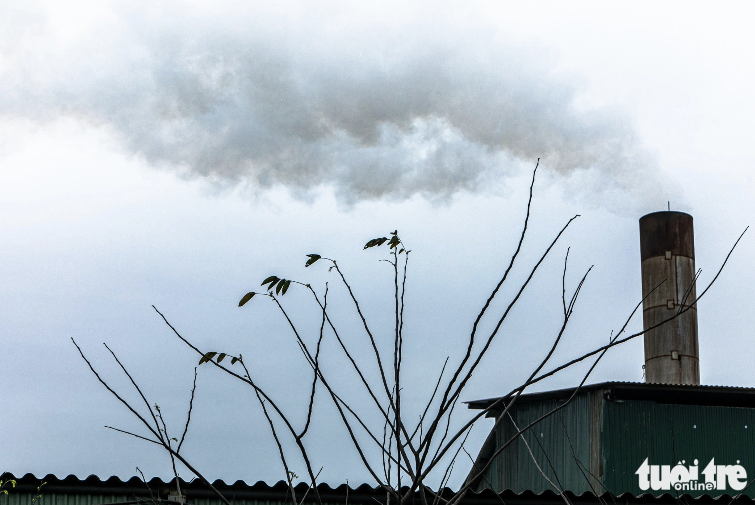 Emissions rise from a factory in the Phu Lam industrial cluster in Bac Ninh Province, northern Vietnam. Photo: Danh Khang / Tuoi Tre